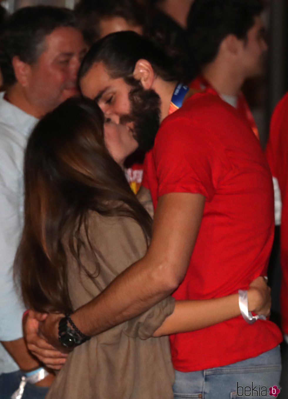 Ricky Rubio besando a su novia tras ganar el Mundial de China de baloncesto