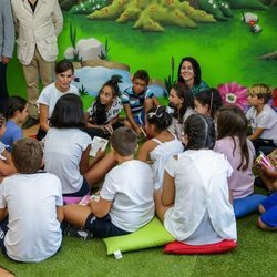 La Reina Letizia junto a los niños en la apertura del nuevo curso escolar