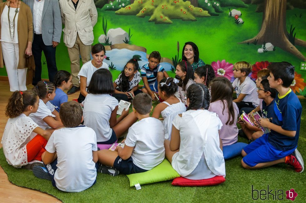 La Reina Letizia junto a los niÃ±os en la apertura del nuevo curso escolar