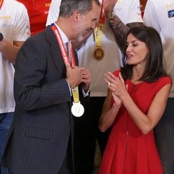 La Reina Letizia se niega a que el Rey Felipe le ponga la medalla del Mundial de Baloncesto 2019