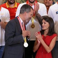 La Reina Letizia se niega a que el Rey Felipe le ponga la medalla del Mundial de Baloncesto 2019