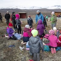 Haakon y Mette-Marit de Noruega con unos niños en Hjerkinn