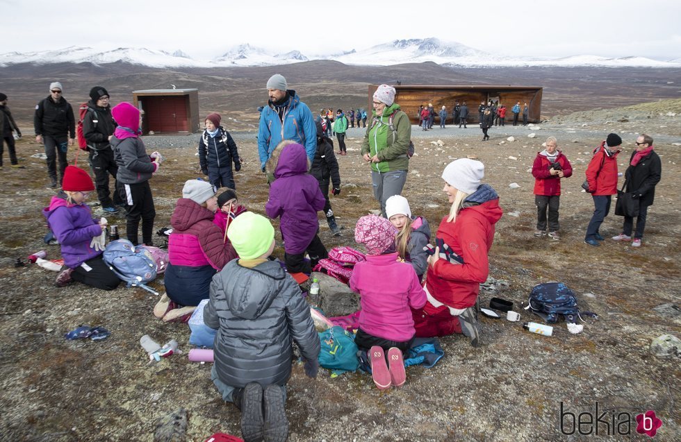 Haakon y Mette-Marit de Noruega con unos niños en Hjerkinn