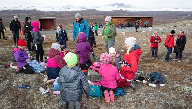 Haakon y Mette-Marit de Noruega con unos niños en Hjerkinn