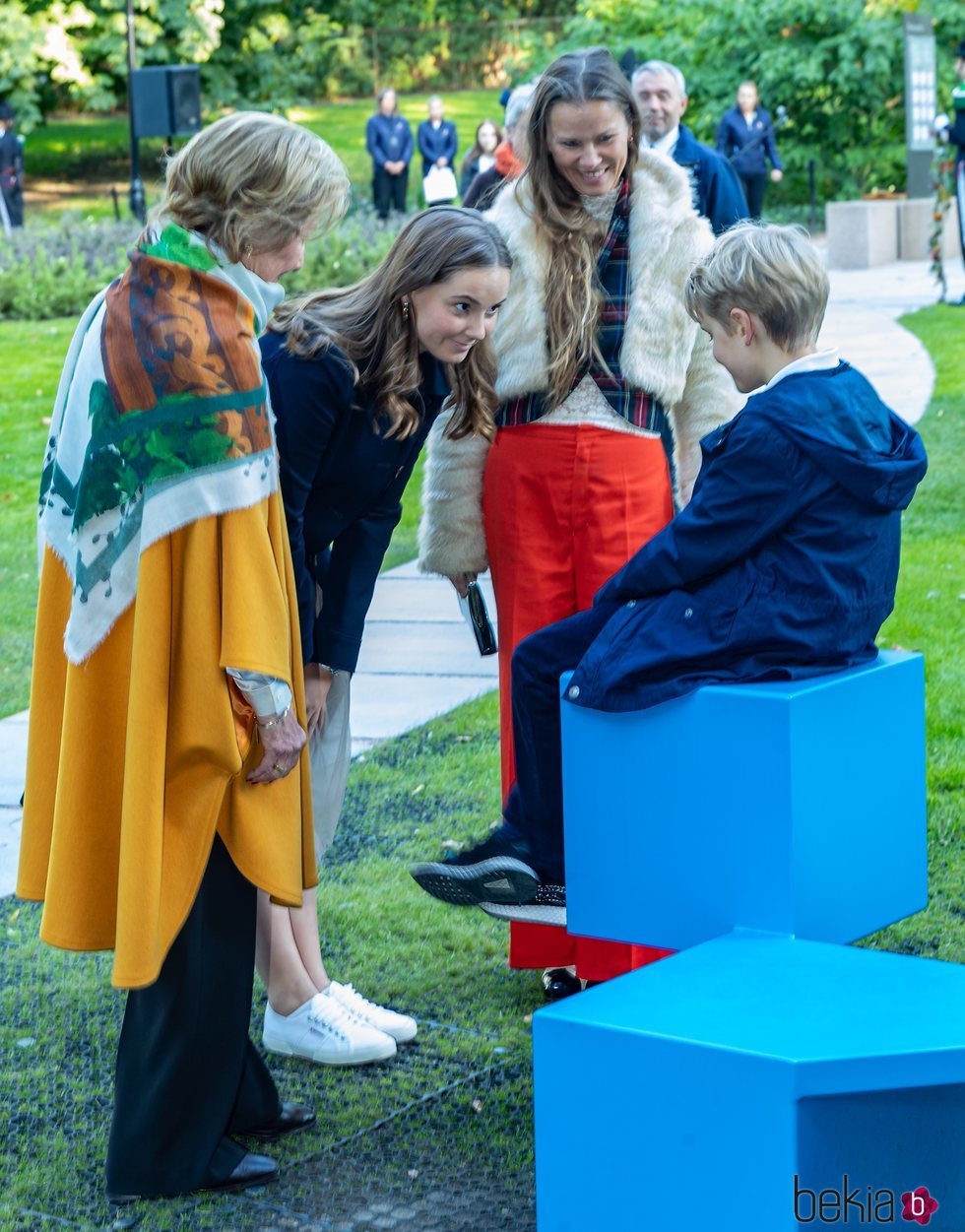 Ingrid Alexandra de Noruega, muy cariñosa con un niño en un acto con Sonia de Noruega