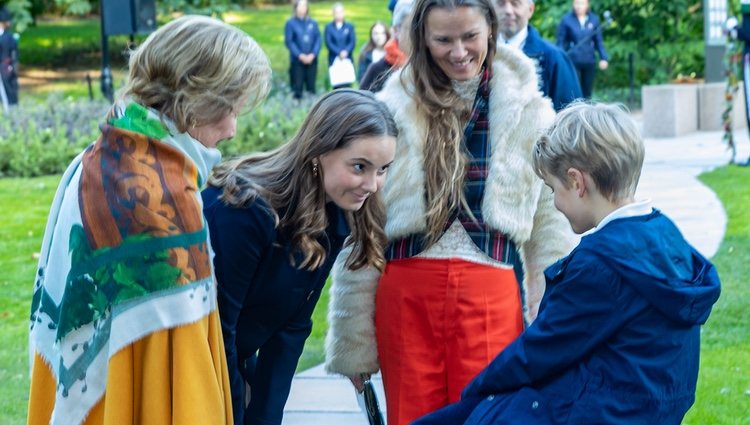 Ingrid Alexandra de Noruega, muy cariñosa con un niño en un acto con Sonia de Noruega