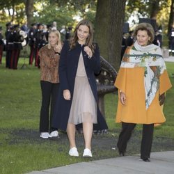 Ingrid Alexandra de Noruega y Sonia de Noruega en el parque de esculturas Princesa Ingrid Alexandra de Oslo