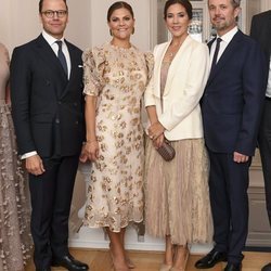 Victoria y Daniel de Suecia con Federico y Mary de Dinamarca en una cena en la Swedish Navy Corvette