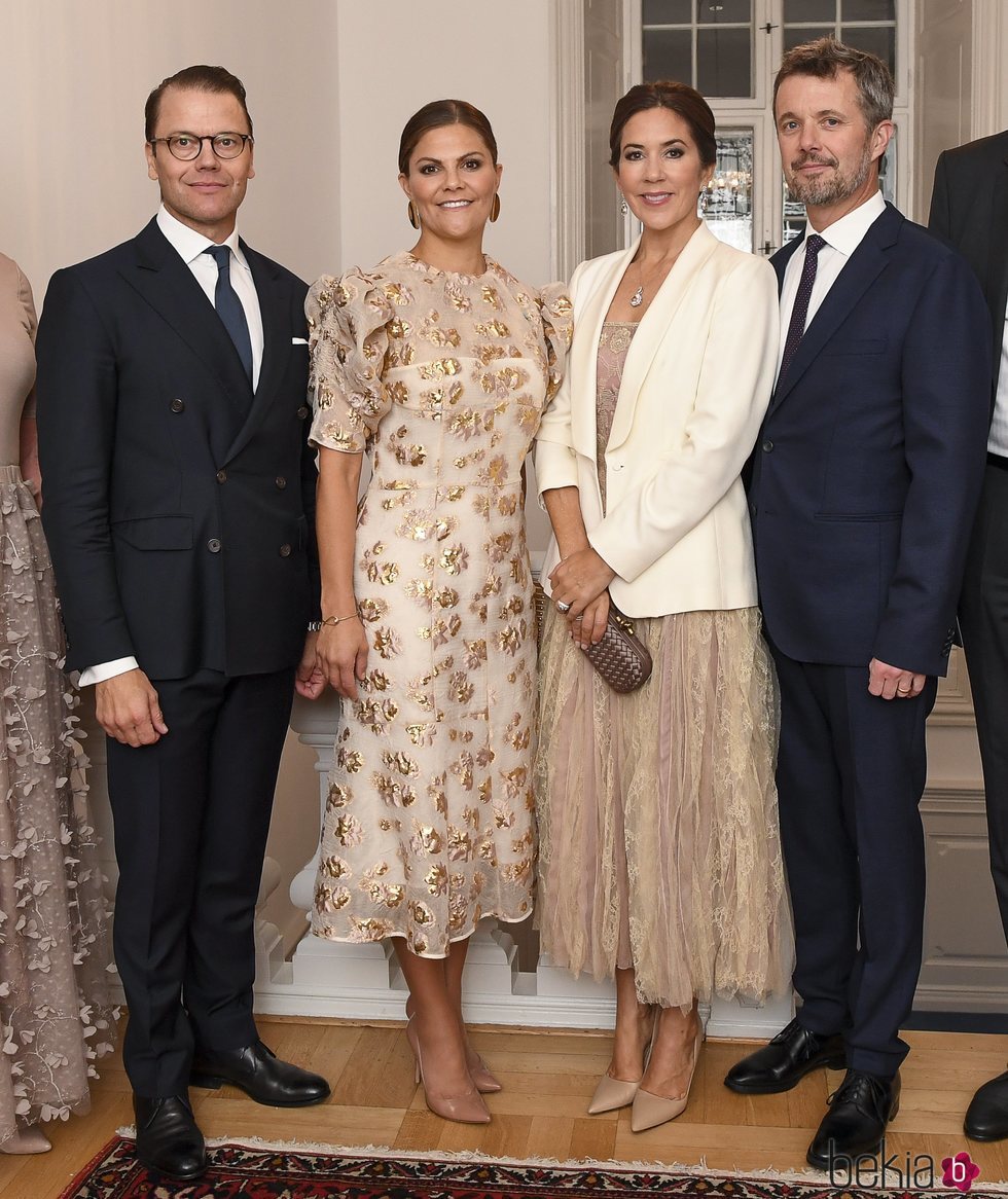 Victoria y Daniel de Suecia con Federico y Mary de Dinamarca en una cena en la Swedish Navy Corvette