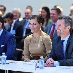 Victoria y Daniel de Suecia, muy sonrientes con Federico de Dinamarca en un foro de negocios en Copenhague