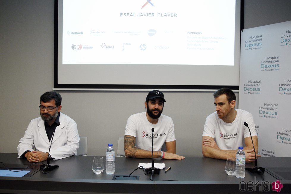 Ricky Rubio y Víctor Claver en el Hospital Universitario Dexeus de Barcelona