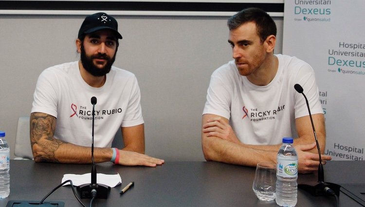 Ricky Rubio y Víctor Claver en el Hospital Universitario Dexeus de Barcelona