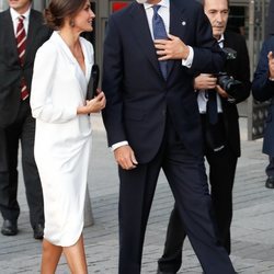 Los Reyes Felipe y Letizia, muy cómplices en la inauguración de la temporada 2019/2020 del Teatro Real