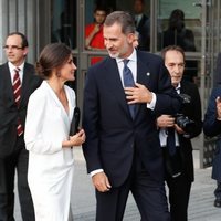 Los Reyes Felipe y Letizia, muy cómplices en la inauguración de la temporada 2019/2020 del Teatro Real