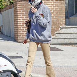 Victoria Federica con casco de moto en su primer día de universidad