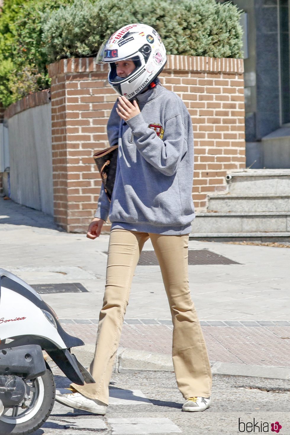 Victoria Federica con casco de moto en su primer día de universidad