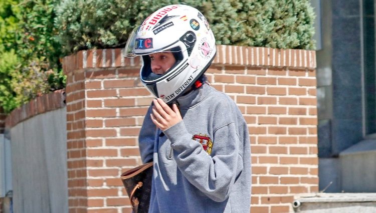 Victoria Federica con casco de moto en su primer día de universidad