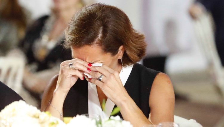 Lola Fernández Ochoa llorando en el homenaje a Blanca Fernández Ochoa en los Premios Sesderma