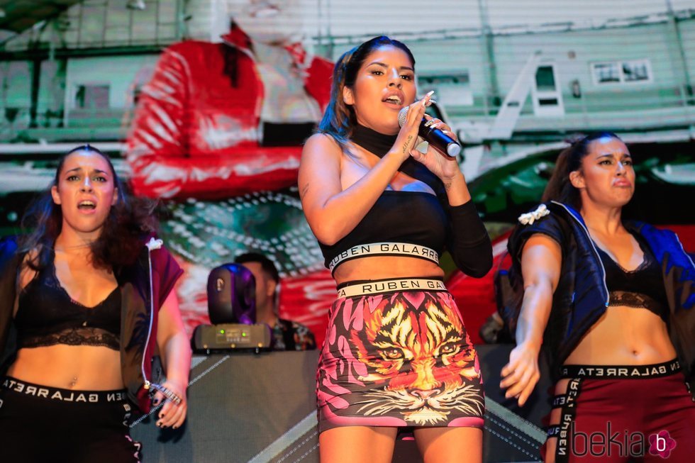 Chabelita Pantaja cantando su single 'Ahora estoy mejor' en su presentación