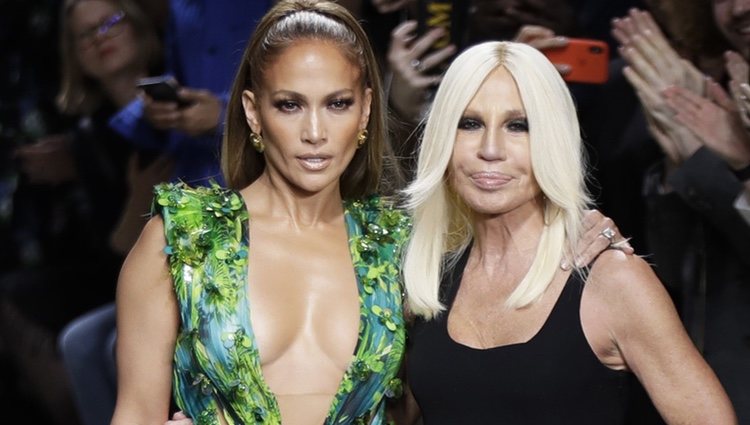 Jennifer Lopez con su vestido jungle dress y Donatella Versace