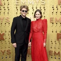 Vera Farmiga y Renn Hawkey en los Emmy 2019