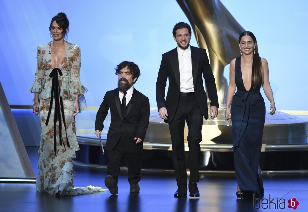 Lena Headey, Peter Dinklage, Kit Harington y Emilia Clarke en los Emmy 2019