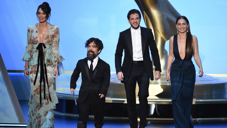 Lena Headey, Peter Dinklage, Kit Harington y Emilia Clarke en los Emmy 2019