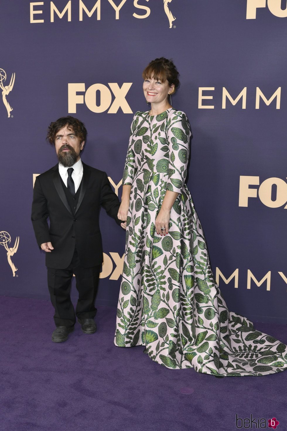 Peter Dinklage y Erica Schmidt en los Emmy 2019