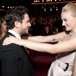 Kit Harington y Sophie Turner se saludan en los Emmy 2019 en su reencuentro tras el final de 'Juego de Tronos'