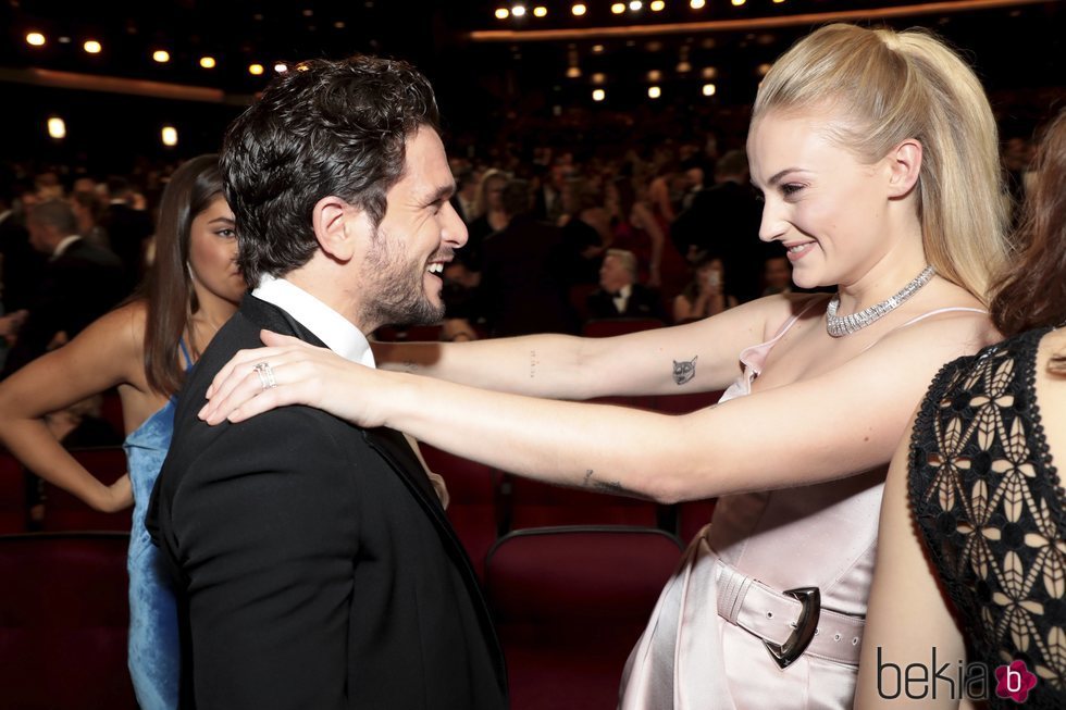 Kit Harington y Sophie Turner se saludan en los Emmy 2019 en su reencuentro tras el final de 'Juego de Tronos'