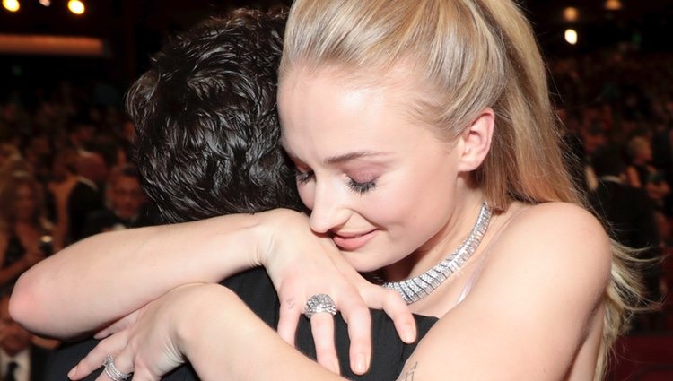 Kit Harington y Sophie Turner se abrazan en los Emmy 2019 en su reencuentro tras el final de 'Juego de Tronos'