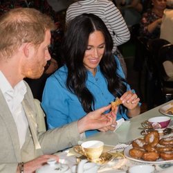 El Príncipe Harry y Meghan Markle comiendo dulces en un centro de acogida de Ciudad del Cabo