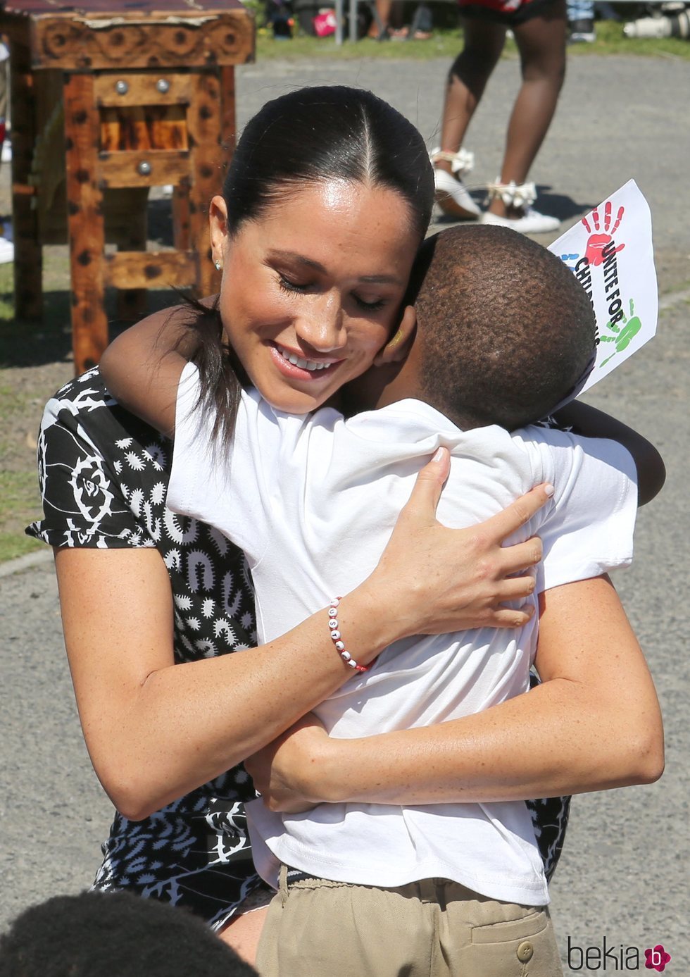 Meghan Markle abrazándose con un niño en una localidad de Ciudad del Cabo