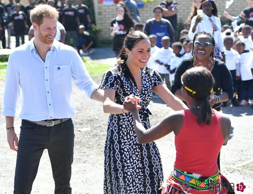 Los Duques de Sussex bailando en su viaje oficial a Ciudad del Cabo