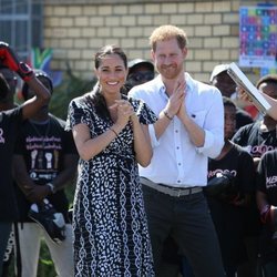 Los Duques de Sussex recibidos a su llegada en su viaje oficial a Ciudad del Cabo