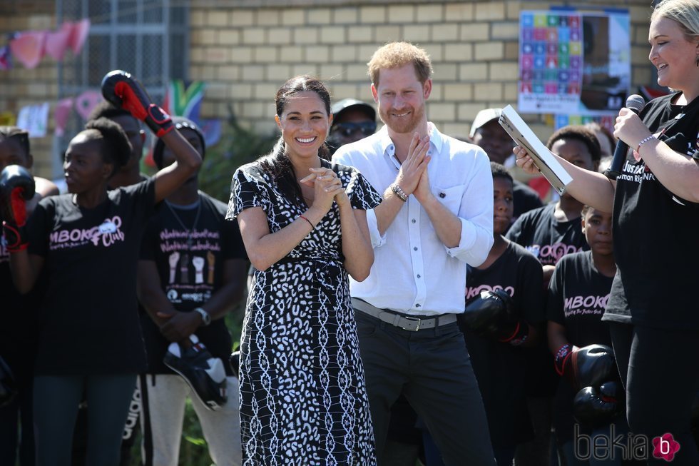 Los Duques de Sussex recibidos a su llegada en su viaje oficial a Ciudad del Cabo