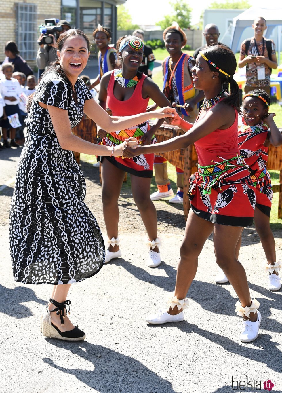 Meghan Markle bailando en su viaje oficial a Ciudad del Cabo