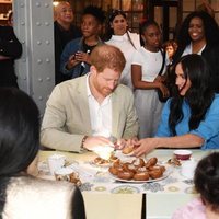 Meghan Markle y el Príncipe Harry, comiendo dulces en un centro de acogida en Ciudad del Cabo