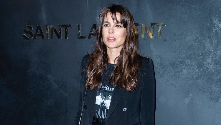 Carlota Casiraghi en un desfile de Saint Laurent en la Paris Fashion Week