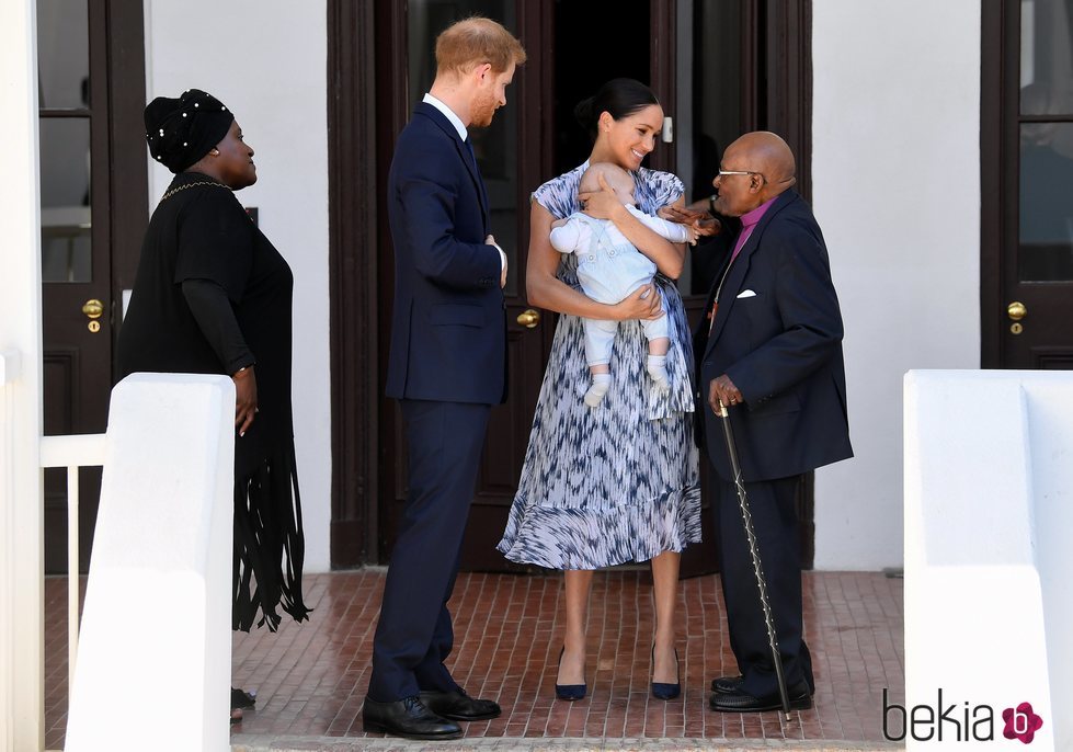 El Príncipe Harry y Meghan Markle presentan a su hijo Archie a Desmond Tutu en Sudáfrica