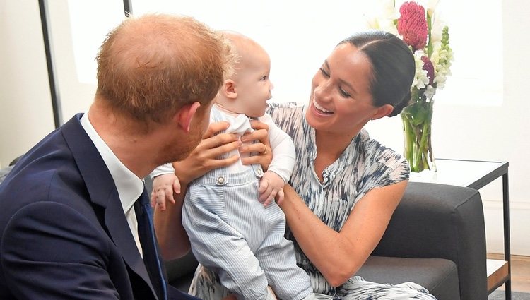 Archie Harrison en su primer acto oficial en Sudáfrica con el Príncipe Harry y Meghan Markle