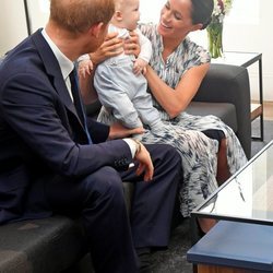 Archie Harrison en su primer acto oficial en Sudáfrica con el Príncipe Harry y Meghan Markle