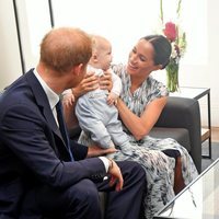 Archie Harrison en su primer acto oficial en Sudáfrica con el Príncipe Harry y Meghan Markle