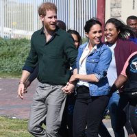 El Príncipe Harry y Meghan Markle en Monwabisi Beach