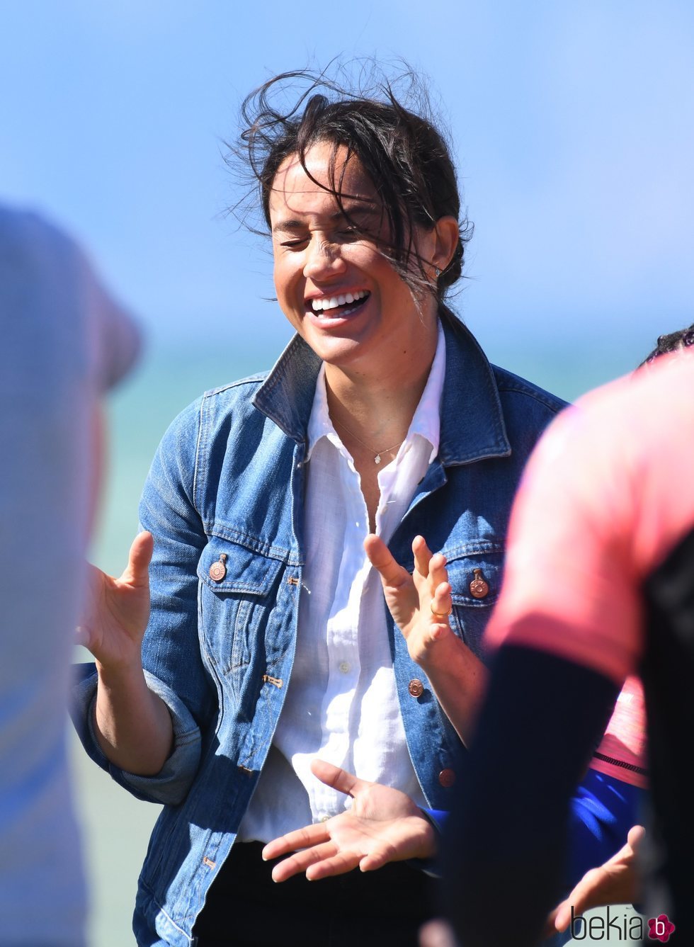 Meghan Markle ríe divertida en Monwabisi Beach