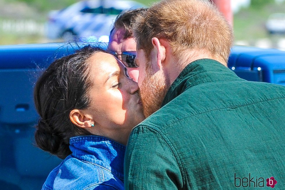 El Príncipe Harry y Meghan Markle se dan un beso en Sudáfrica