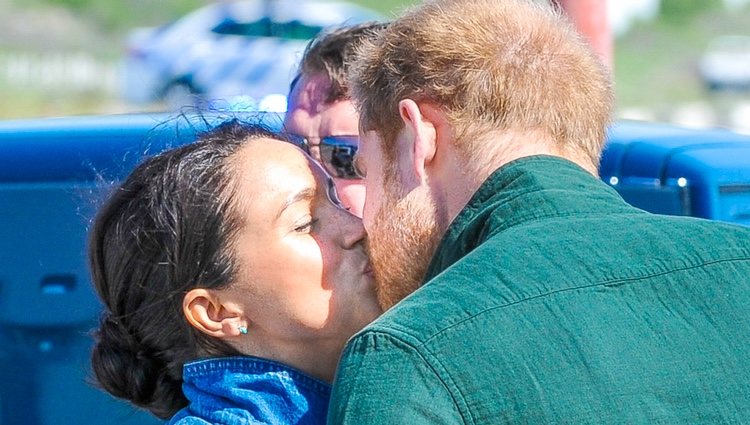 El Príncipe Harry y Meghan Markle se dan un beso en Sudáfrica