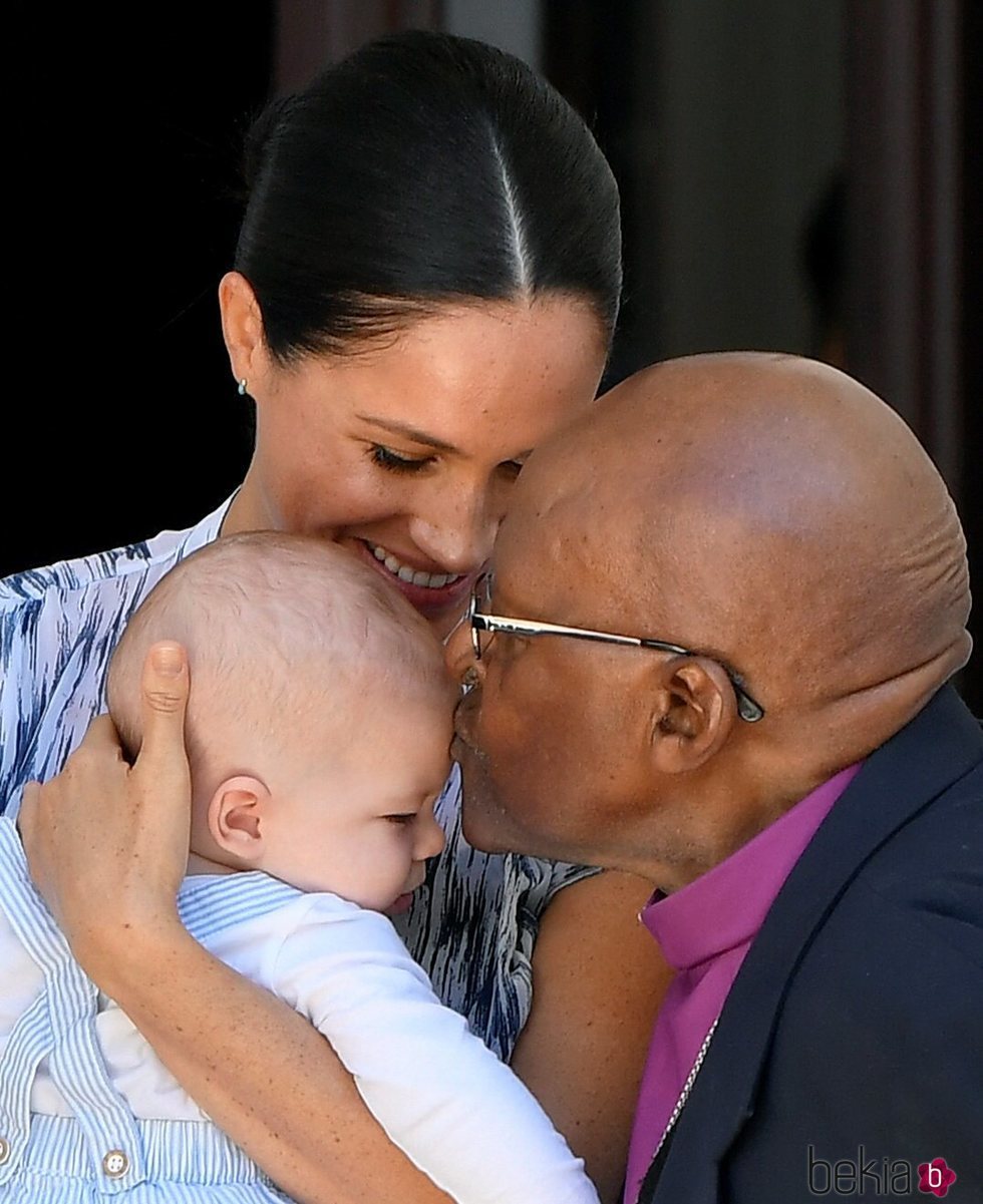 Desmond Tutu besa a Archie Harrison en presencia de Meghan Markle en Sudáfrica