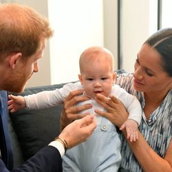 El Príncipe Harry y Meghan Markle jugando con Archie Harrison en Sudáfrica