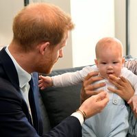 El Príncipe Harry y Meghan Markle jugando con Archie Harrison en Sudáfrica